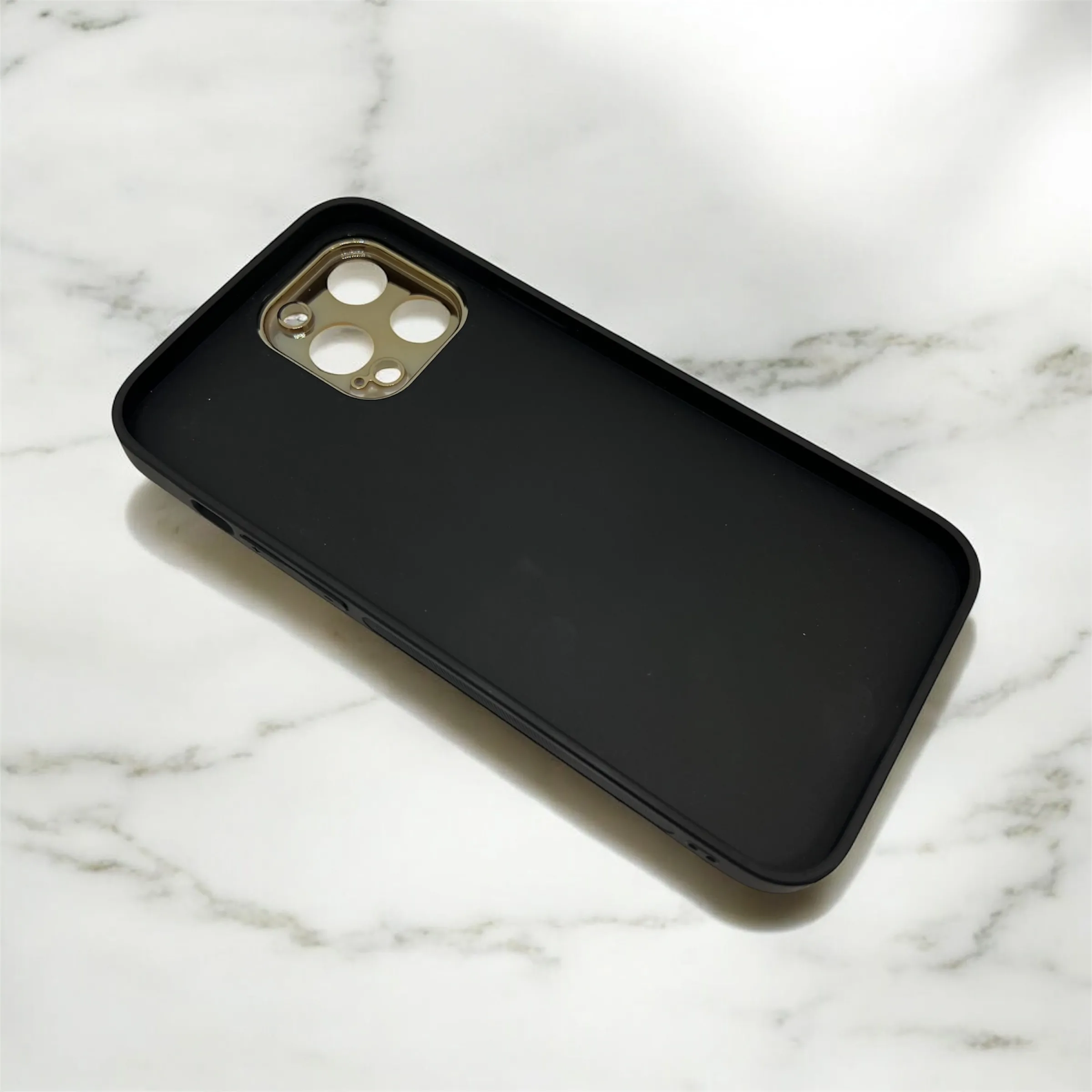 قاب چرم دور طلایی آیفون 13promax