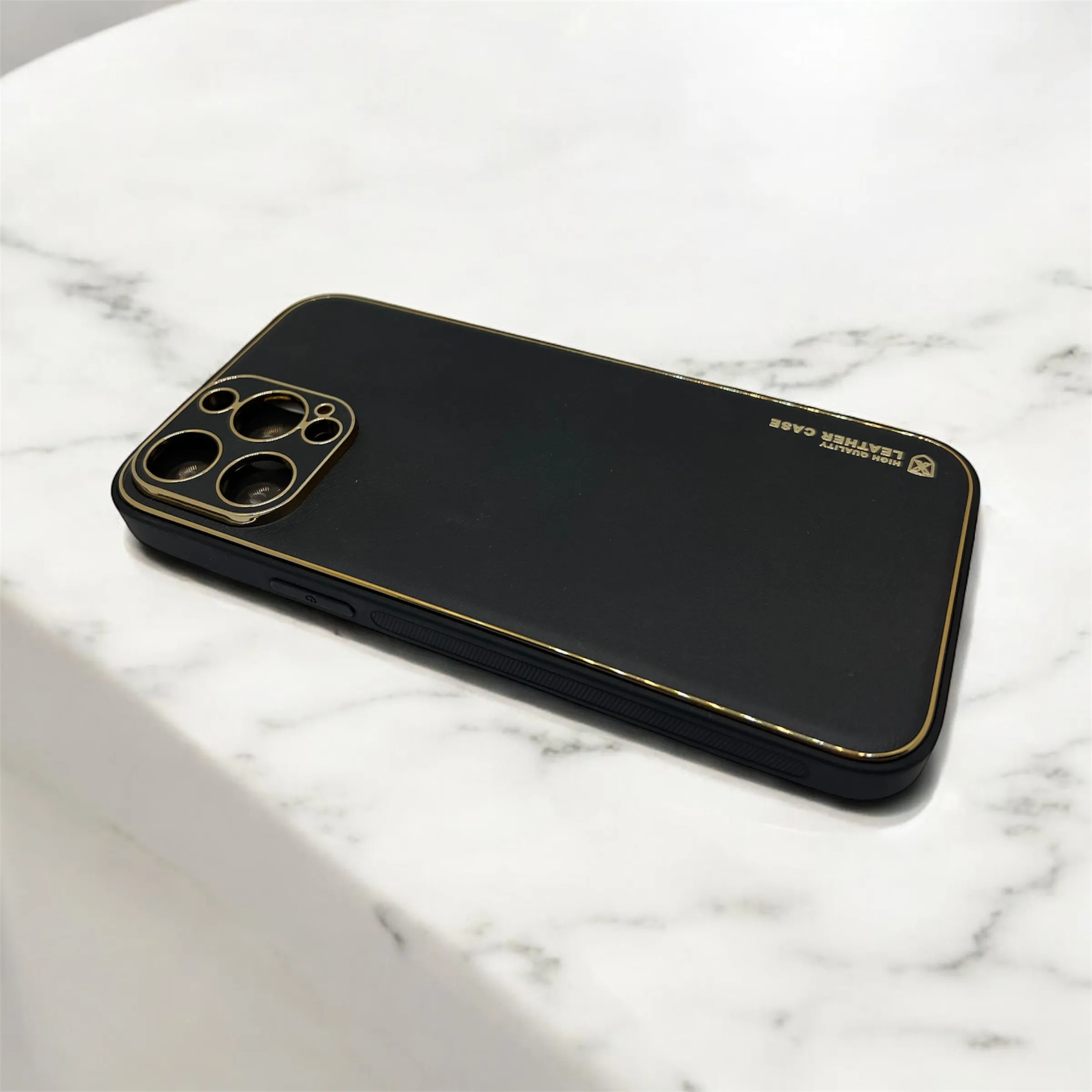 قاب چرم دور طلایی آیفون 13promax